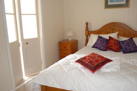 Twisted Gum Vineyard Cottage - Whitsundays Accommodation 2