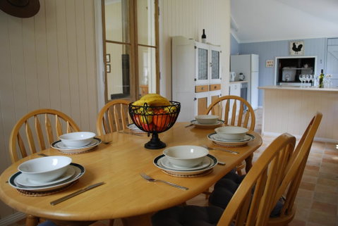 Twisted Gum Vineyard Cottage - Whitsundays Accommodation 3