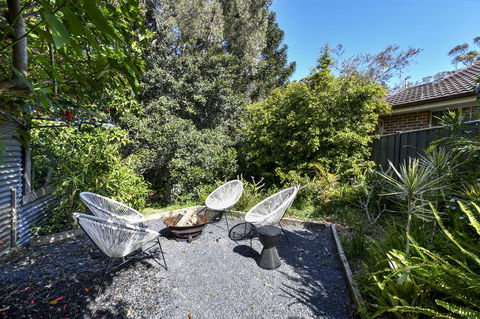 UMINA BEACH KOKOMO- Walk To The Beach, FAMILY And PET FRIENDLY Set Of 3 Vintage Original Holiday Flats & Vintage Caravan And Bat - Whitsundays Accommodation 3