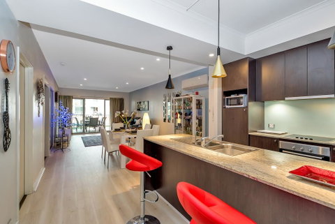 Venetian Canal Apartment-Close To Beaches And Marina - Whitsundays Accommodation 0