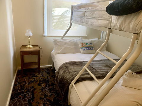 Victoria Albert Guest House Bar Cafe And Restaurant - Whitsundays Accommodation 3