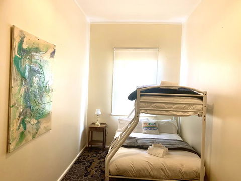 Victoria Albert Guest House Bar Cafe And Restaurant - Whitsundays Accommodation 1