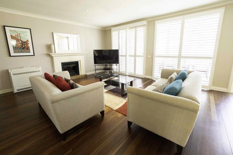 Villa Legato - Whitsundays Accommodation 0