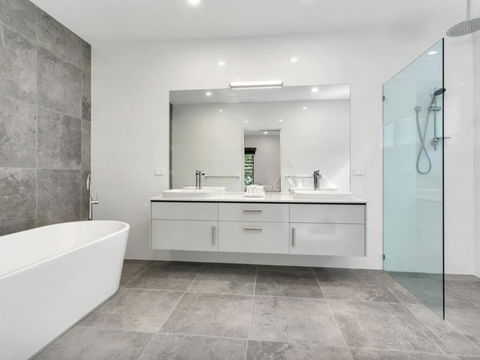 Villa Tiino - Clifton Beach - Whitsundays Accommodation 2