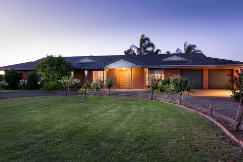 Vineyard Retreat Mildura - Whitsundays Accommodation 0