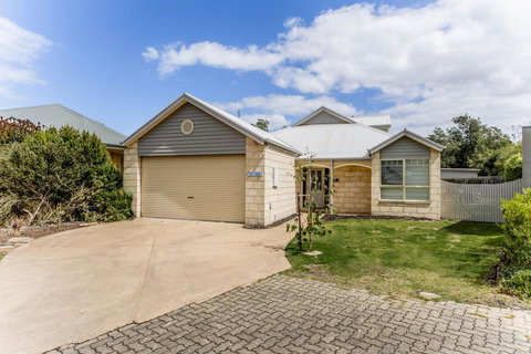 WALKIN' ON SUNSHINE - Whitsundays Accommodation 0