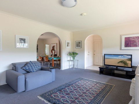 Walling-Clifton Gardens - Backing Onto Golf Course - Whitsundays Accommodation 2