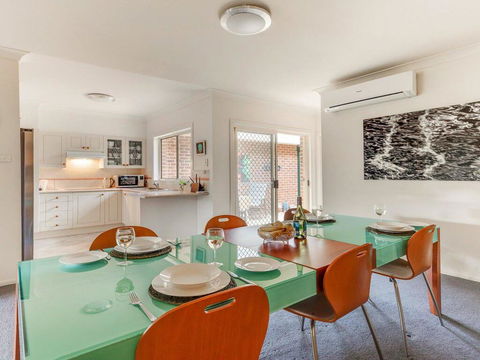 Walling-Clifton Gardens - Backing Onto Golf Course - Whitsundays Accommodation 3