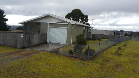 Waratah Falls Holiday Unit - Whitsundays Accommodation 3