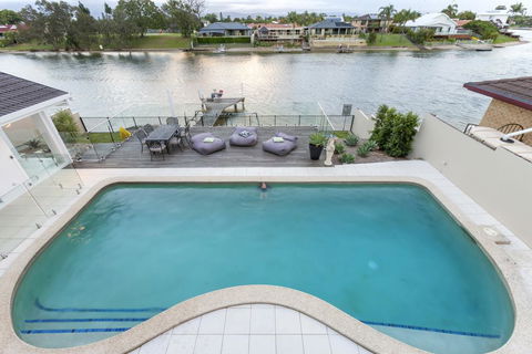 Waterfront Entertainer - Whitsundays Accommodation 0