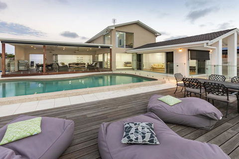 Waterfront Entertainer - Whitsundays Accommodation 1