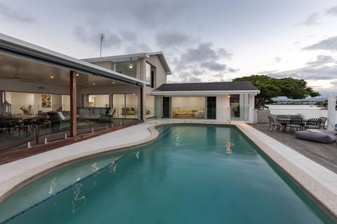 Waterfront Entertainer - Whitsundays Accommodation 2