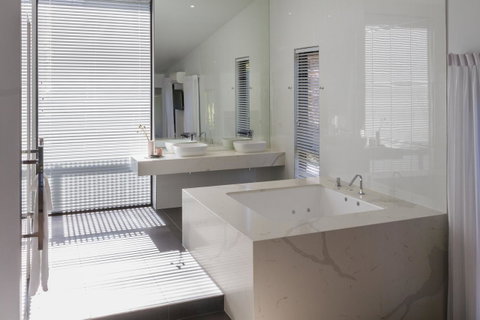 Hepburn Springs Escape - Whitsundays Accommodation 4