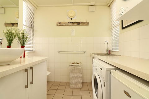 Colour Pop Fitzroy - 3 Bedroom Pet Friendly - Whitsundays Accommodation 18