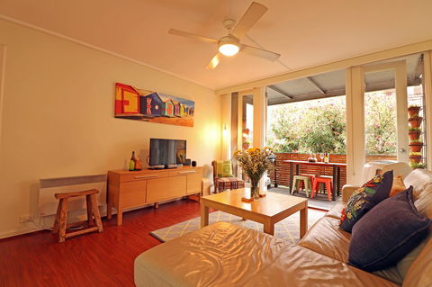 Colour Pop Fitzroy - 3 Bedroom Pet Friendly - Whitsundays Accommodation 1