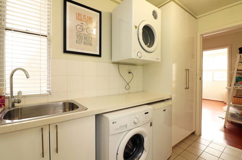 Colour Pop Fitzroy - 3 Bedroom Pet Friendly - Whitsundays Accommodation 19