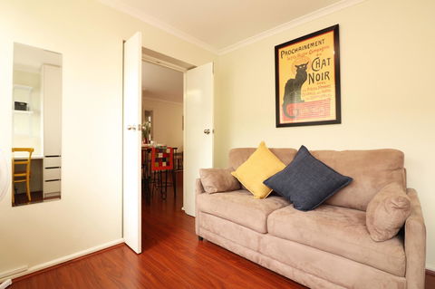 Colour Pop Fitzroy - 3 Bedroom Pet Friendly - Whitsundays Accommodation 17