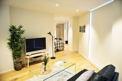 Superb Habour View/ Stylish Apartment / Landmark Building/ Free Tram - Whitsundays Accommodation 9