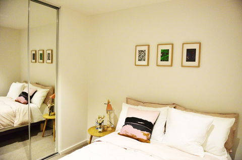 Superb Habour View/ Stylish Apartment / Landmark Building/ Free Tram - Whitsundays Accommodation 2