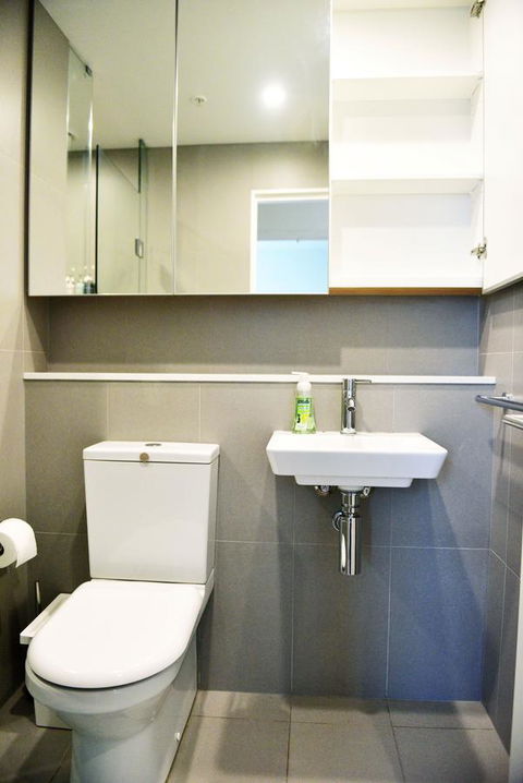 Superb Habour View/ Stylish Apartment / Landmark Building/ Free Tram - Whitsundays Accommodation 12