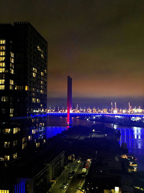 Superb Habour View/ Stylish Apartment / Landmark Building/ Free Tram - Whitsundays Accommodation 21