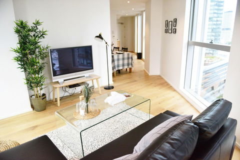 Superb Habour View/ Stylish Apartment / Landmark Building/ Free Tram - Whitsundays Accommodation 6