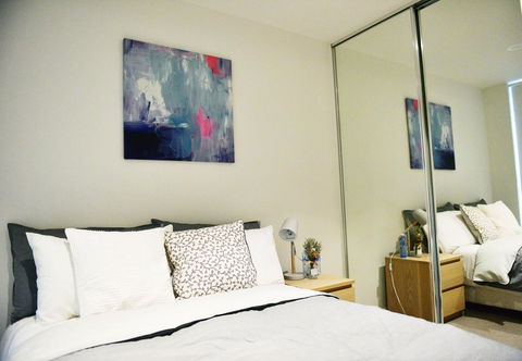 Superb Habour View/ Stylish Apartment / Landmark Building/ Free Tram - Whitsundays Accommodation 4