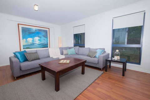 Demure Charm - Whitsundays Accommodation 3