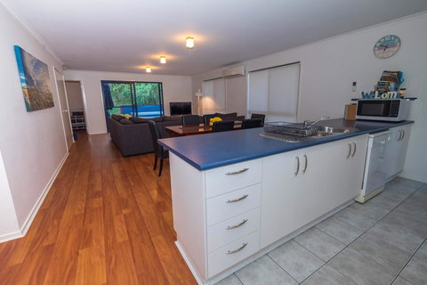 Demure Charm - Whitsundays Accommodation 6