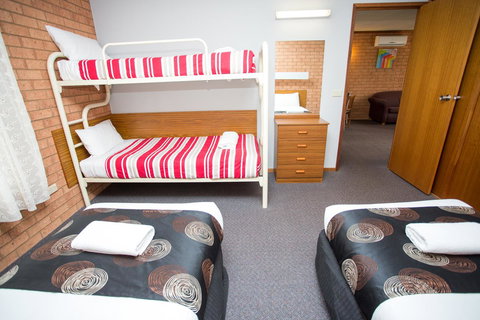 Blue Whale Motor Inn & Apartments - Whitsundays Accommodation 14
