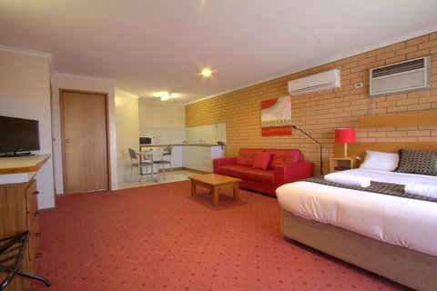 Blue Whale Motor Inn & Apartments - Whitsundays Accommodation 17
