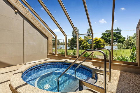 Lakeside Country Club - Whitsundays Accommodation 1