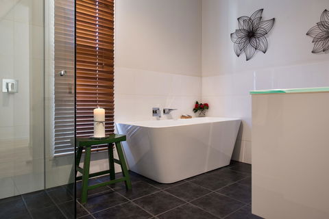 Lake Como Villa - Whitsundays Accommodation 6