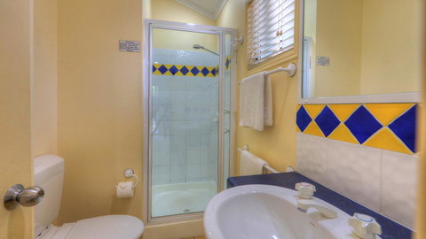 Alex Beach Cabins And Tourist Park - Whitsundays Accommodation 3