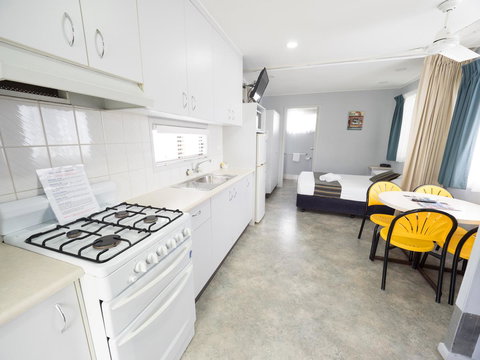Alex Beach Cabins And Tourist Park - Whitsundays Accommodation 29