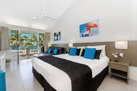 By The Sea Port Douglas - Whitsundays Accommodation 4