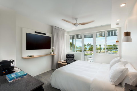 Heart Hotel And Gallery Whitsundays - Whitsundays Accommodation 4