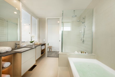 Heart Hotel And Gallery Whitsundays - Whitsundays Accommodation 1