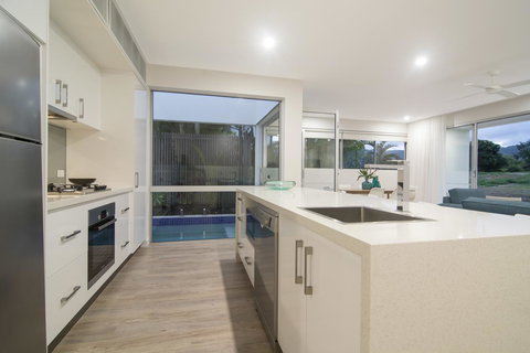 Pool Resort Port Douglas - Whitsundays Accommodation 40