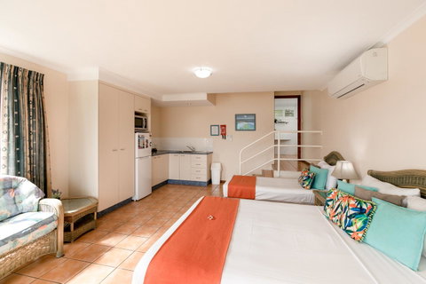 Sunlit Waters Studio Apartments - Whitsundays Accommodation 41