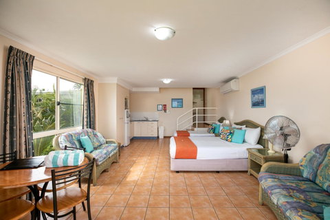 Sunlit Waters Studio Apartments - Whitsundays Accommodation 42