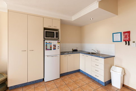 Sunlit Waters Studio Apartments - Whitsundays Accommodation 40