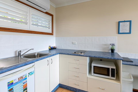 Sunlit Waters Studio Apartments - Whitsundays Accommodation 12