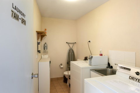 Sunlit Waters Studio Apartments - Whitsundays Accommodation 9