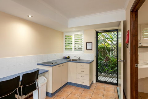 Sunlit Waters Studio Apartments - Whitsundays Accommodation 27