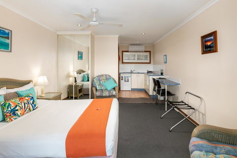 Sunlit Waters Studio Apartments - Whitsundays Accommodation 14
