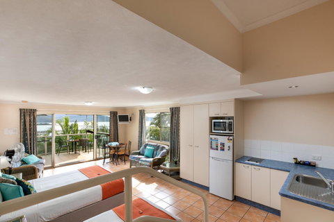 Sunlit Waters Studio Apartments - Whitsundays Accommodation 38