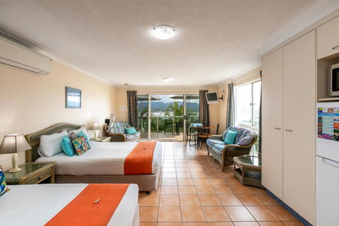 Sunlit Waters Studio Apartments - Whitsundays Accommodation 39