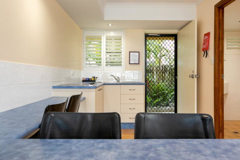 Sunlit Waters Studio Apartments - Whitsundays Accommodation 28