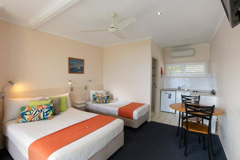 Sunlit Waters Studio Apartments - Whitsundays Accommodation 21